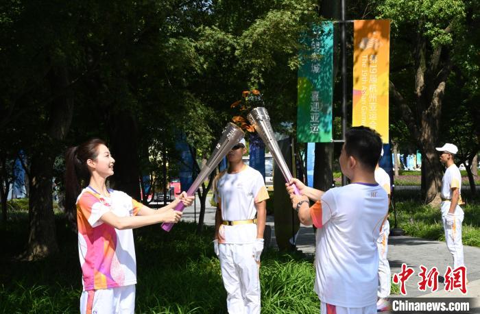 复旦学子冯琳担任杭州亚运会嘉兴站火炬手