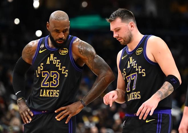 湖人对阵雷霆首节崩盘 三巨头效率骤降