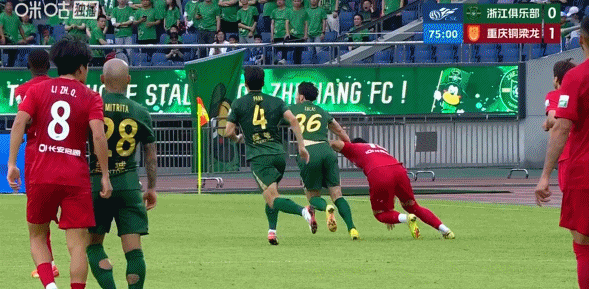 浙江外援米特里策赛中情绪失控遭红牌罚下，赛
