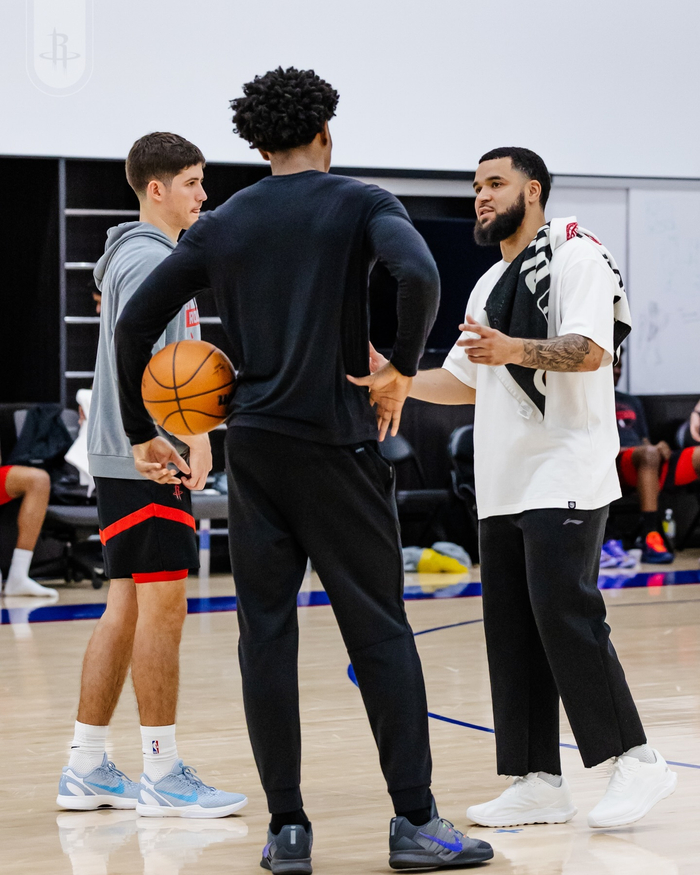 火箭客场训练备战湖人 球员状态火热引期待